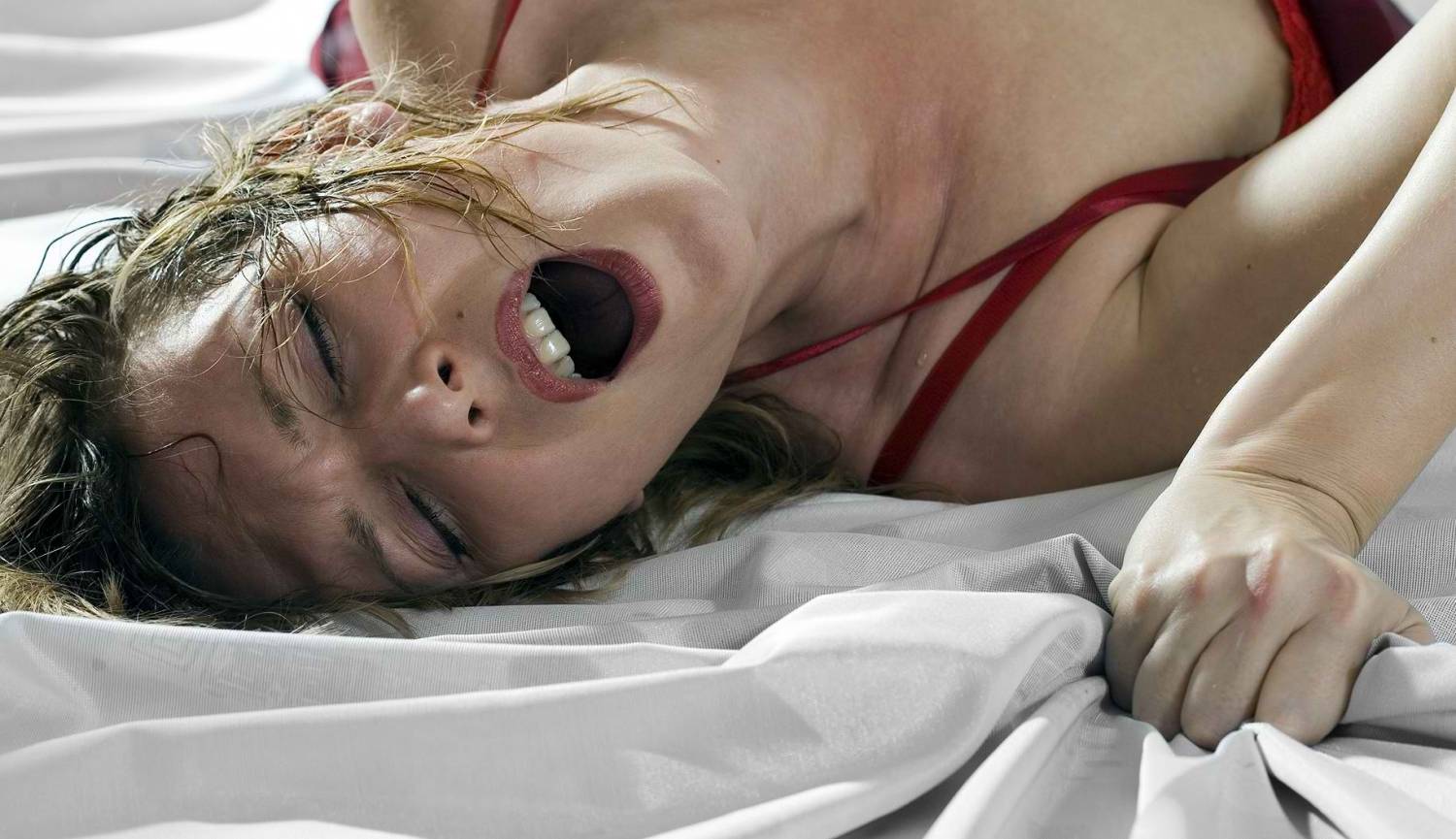 Получила мощный оргазм во время мастурбации