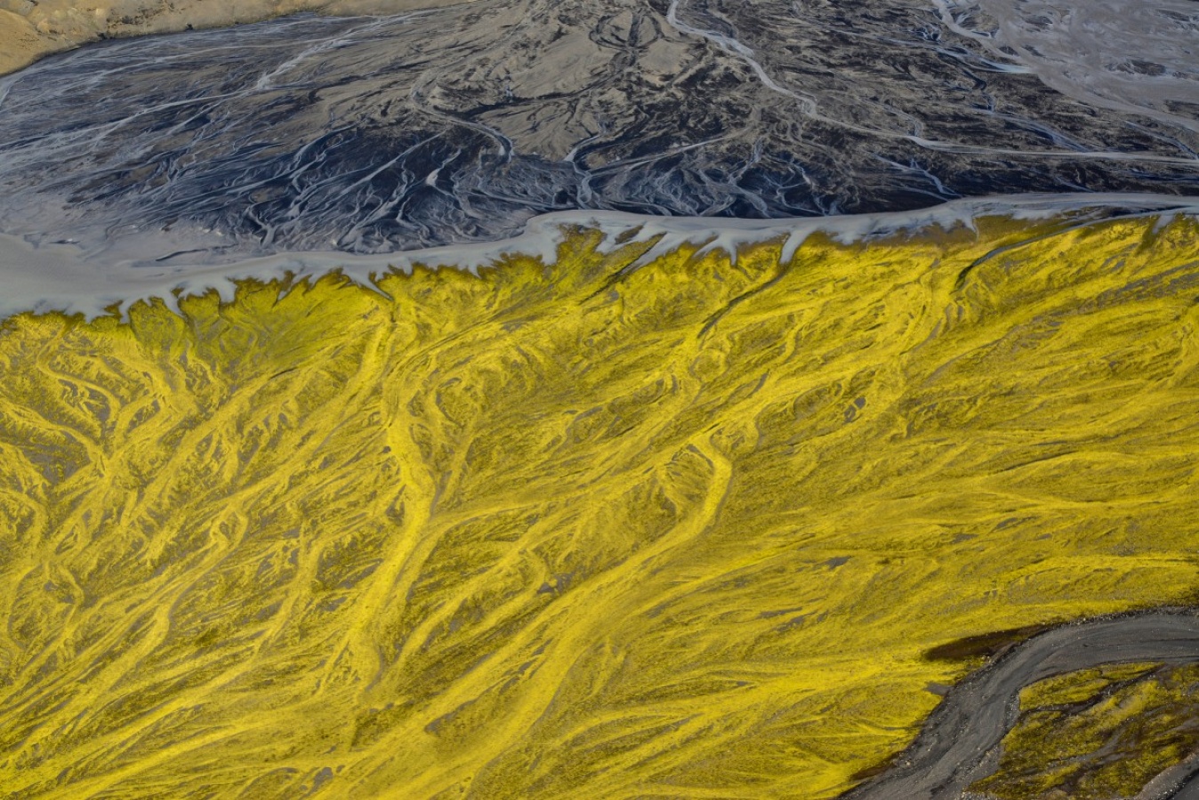 Исландия желтая река черный песок