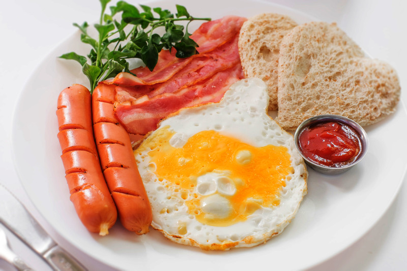 Английский завтрак яйца. Завтрак глазунья. Английский завтрак. Завтрак яичница с сосиской. Глазунья с сосисками.