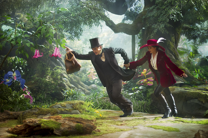 "OZ: THE GREAT AND POWERFUL" James Franco, left; Mila Kunis, right Ph: Merie Weismiller Wallace, SMPSP ©Disney Enterprises, Inc. All Rights Reserved.