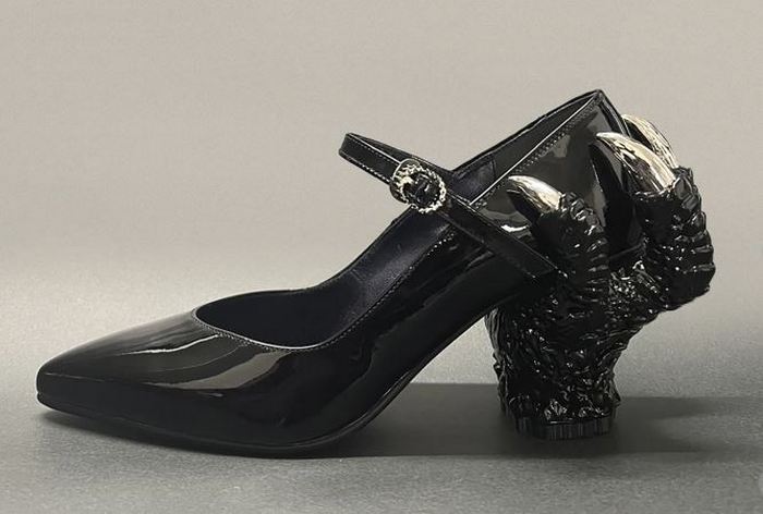 Туфли с когтями Годзиллы в стиле «темного фэнтези».покорили красную дорожку «Оскара»